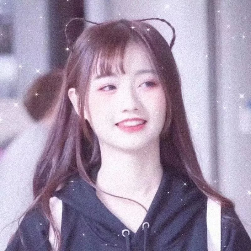 她背后的那双手